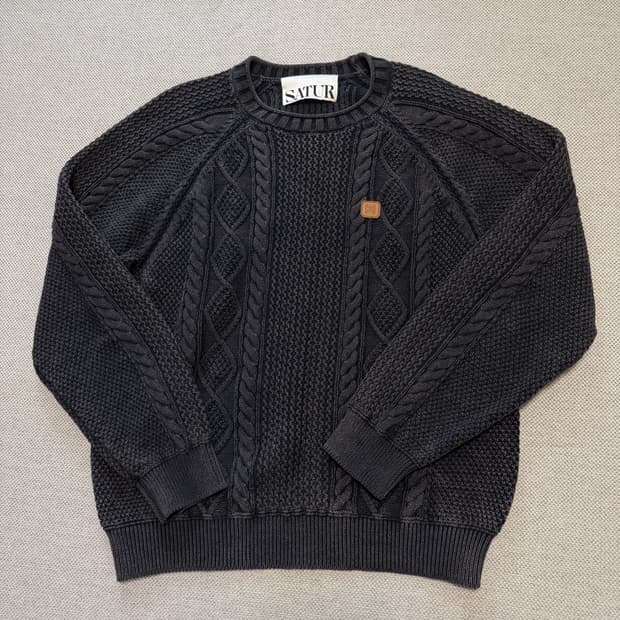 세터 롤드넥 아란 다이드 니트