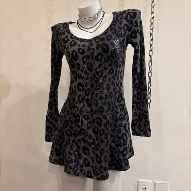 해골 스터드 레오파드 패턴 플레어 그레이 롱슬리브 갸루 펑크