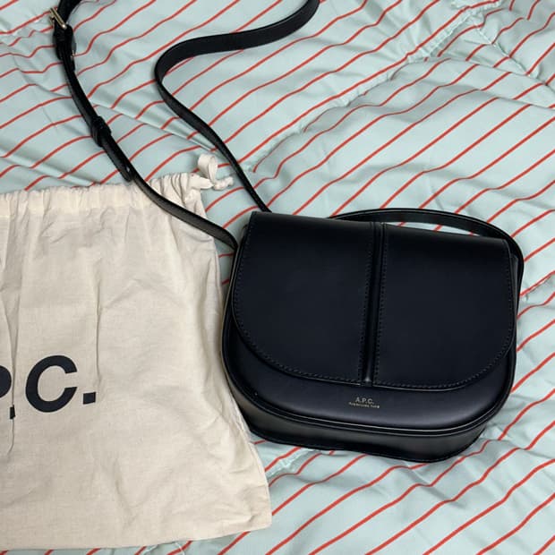 아페쎄 베티백 블랙