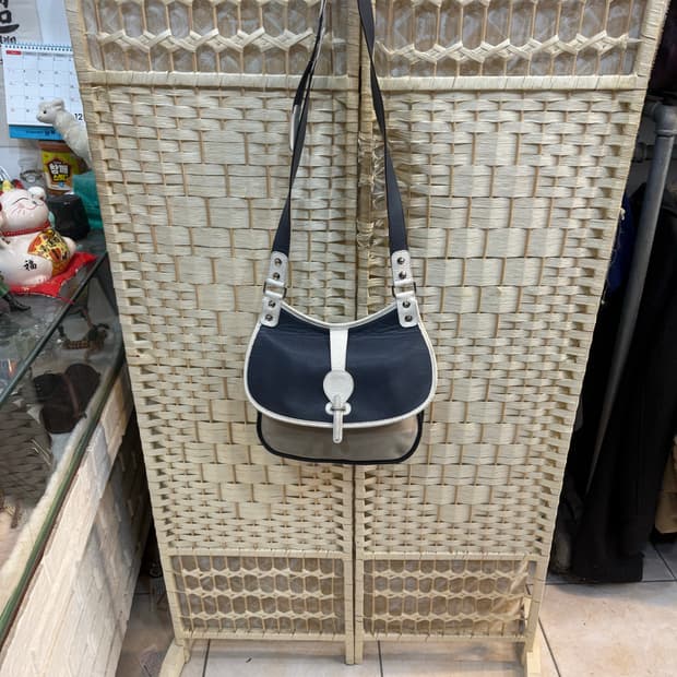 정품 발렌시아가 크로스백 팝니다