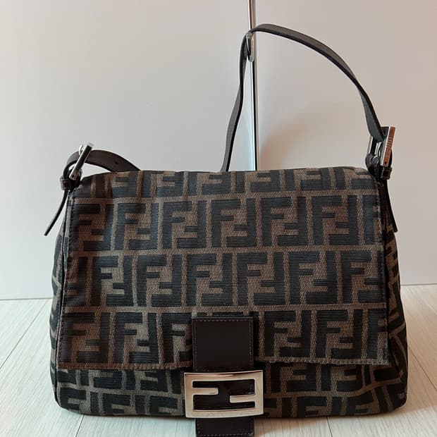 (정품) 펜디 주카 맘마 바게트백