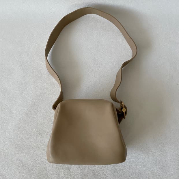 오소이(OSOI) 레더 브로트백