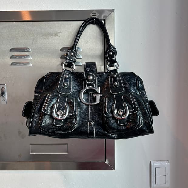 Guess 애나멜 숄더백