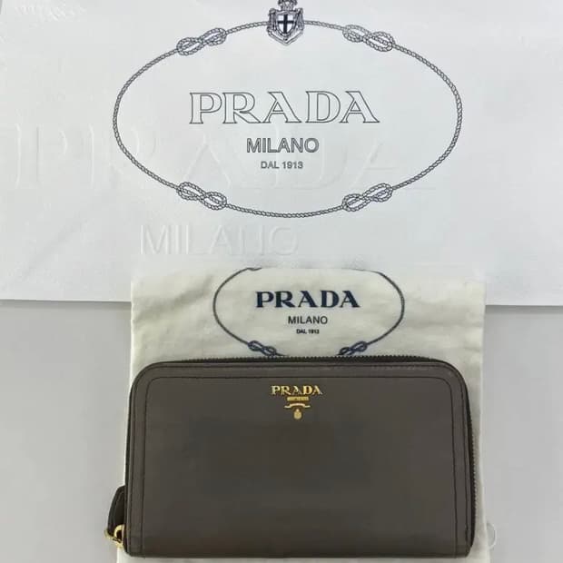 [정품] 프라다 사피아노 지피월렛 골드 로고 장지갑