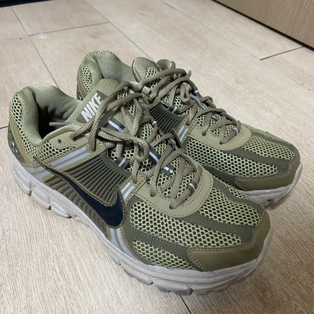 [NIKE] 나이키 줌보메로5 뉴트럴 미디엄 올리브 275사이즈
