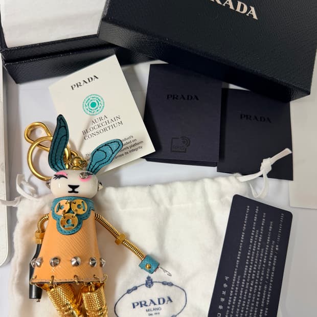 [정품] 프라다 로봇 키링 버니 (백참) 