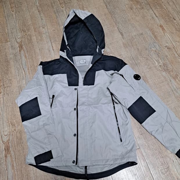 CP컴퍼니 바람막이 자켓 L. 95~100 갑자기 출장이라  가지고있