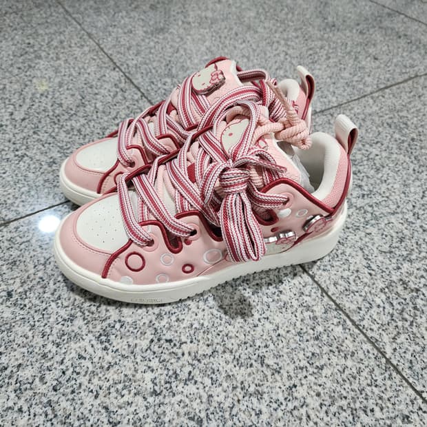 헬로키티×팔라디움 