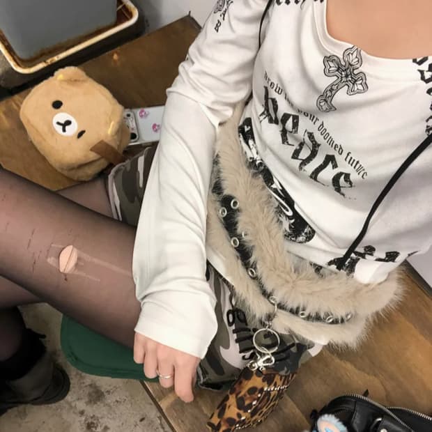 배드블러드 피스낫워 긴팔티