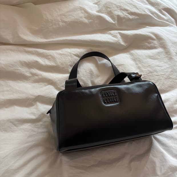 미우미우 가죽 탑 핸들백 (블랙/거의새것/풀구성)