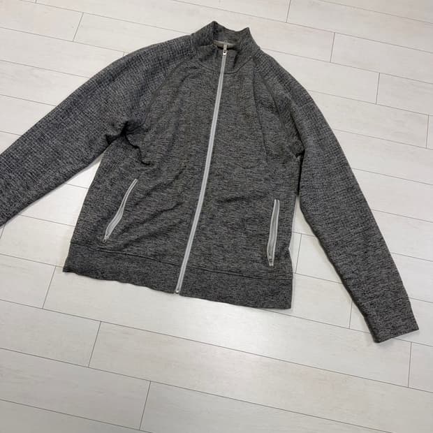 룰루레몬 자켓 M 사이즈  공홈가격 267,000원  말도안되는 가격에 