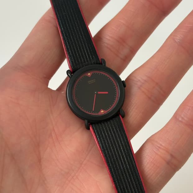 1980s Red Point Black Ladies Quartz