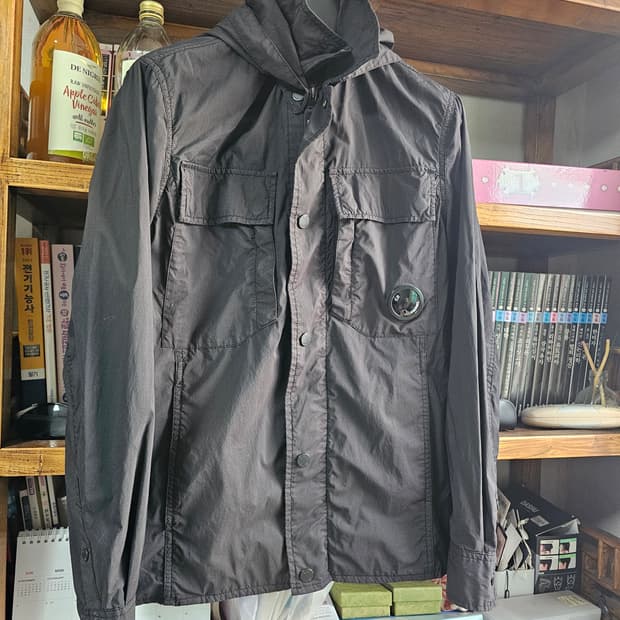 후드랑 자켓 2가지로 연출 가능한 씨피컴퍼니 블랙 자켓 팔아요 cp컴퍼니