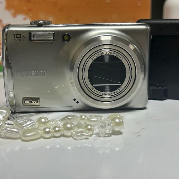 후지필름 f70exr 실버 디카