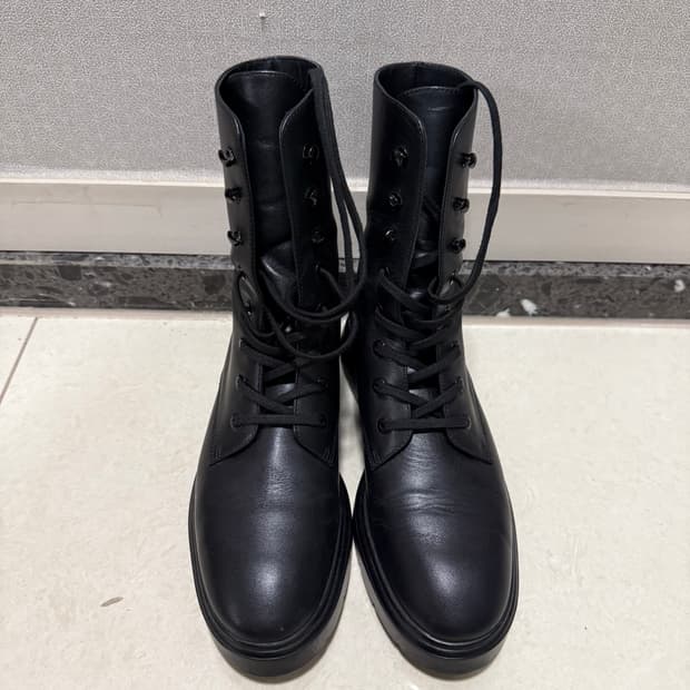 스튜어트 와이츠먼 맥켄지 부티