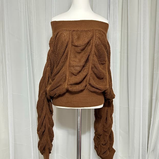 브라운 셔링 오프숄더 니트
