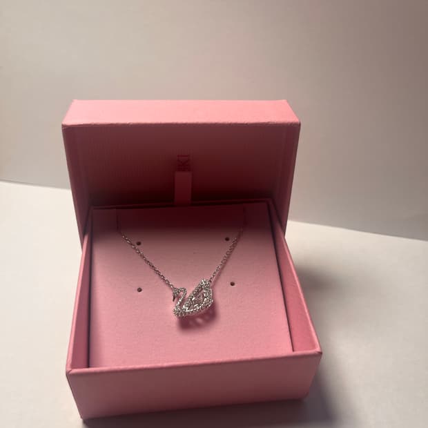 스와로브스키 댄싱 스완 목걸이