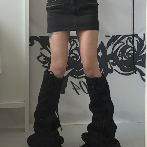 • black mini skirt