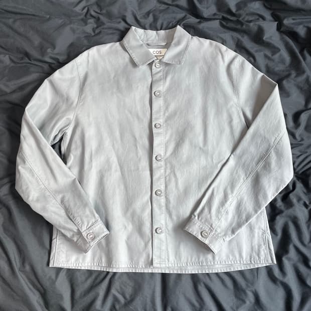 COS 레귤러 핏 라이트웨이트 오버셔츠