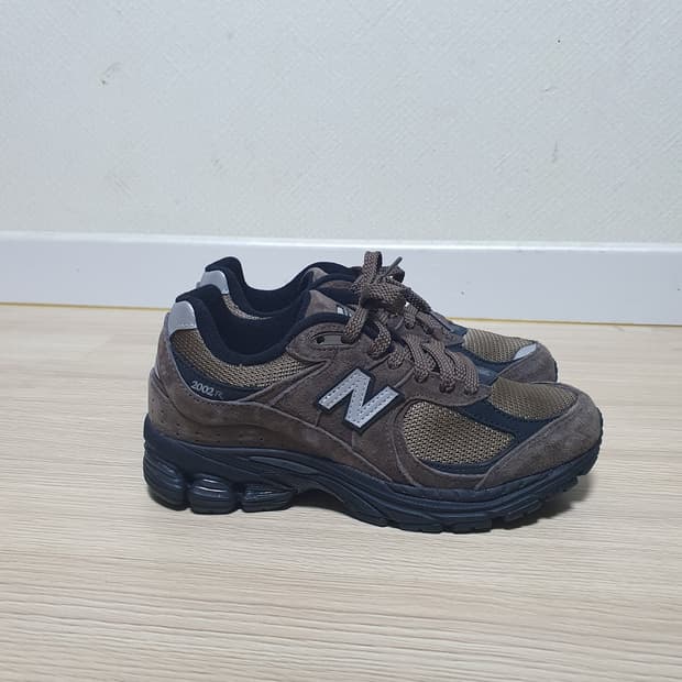 뉴발란스 2002R 브라운 운동화 230