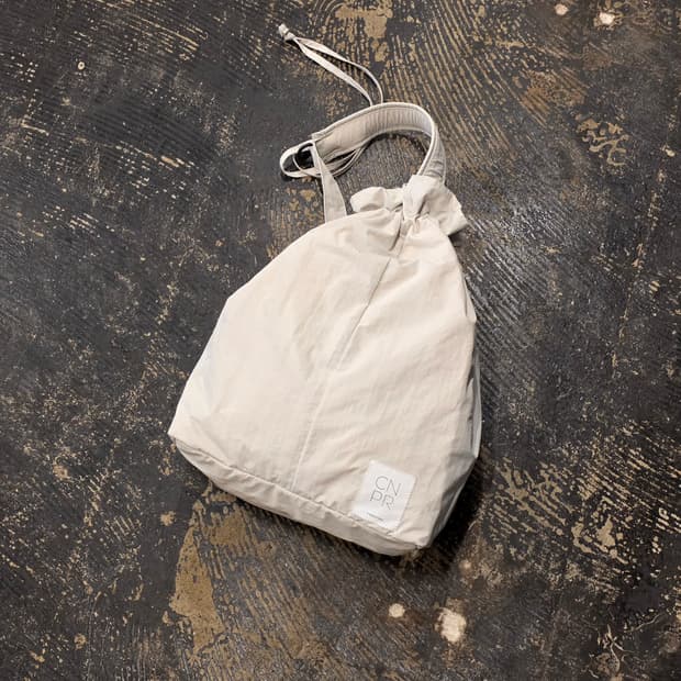 R) CNPR 드로우스트링 숄더백 아이보리