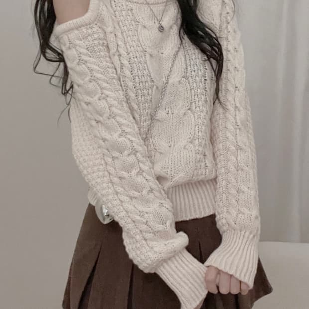 (새상품) 원숄더 트임 꽈배기 언발 니트 아이보리