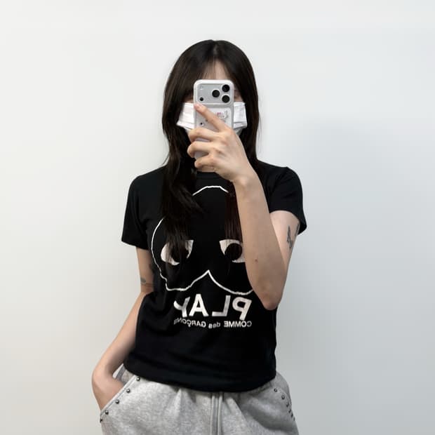 꼼데가르송 인버티드 하트 로고 반팔티 블랙