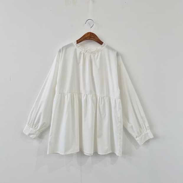 CHIP CHIP 화이트 프릴넥 뒷단추 셔링 블라우스