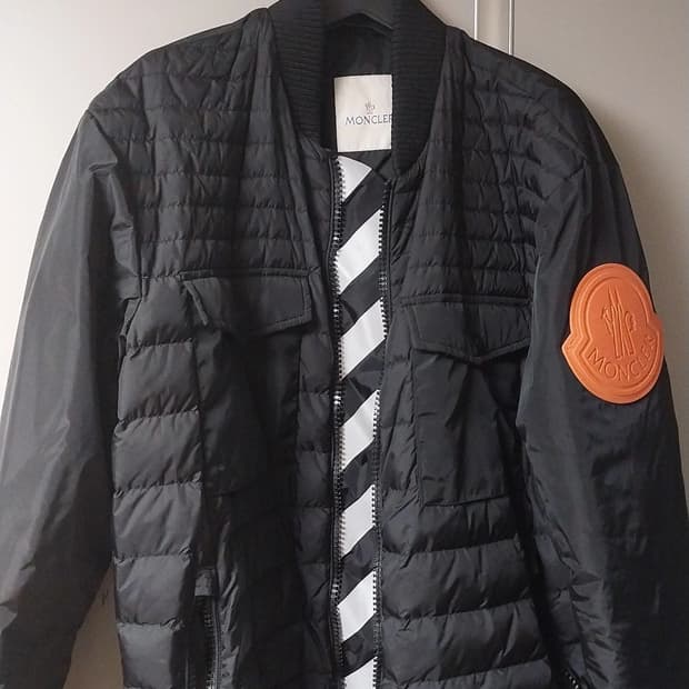 몽클레어 오프화이트 한정판 가우스 패딩 급처합니다