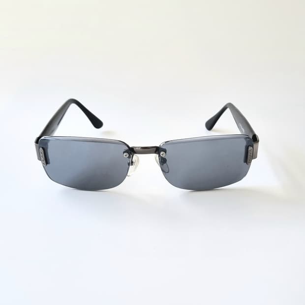 데드스탁 Y2K 무드 얼굴 라인을 살려주는 무테 슬림 선글라스