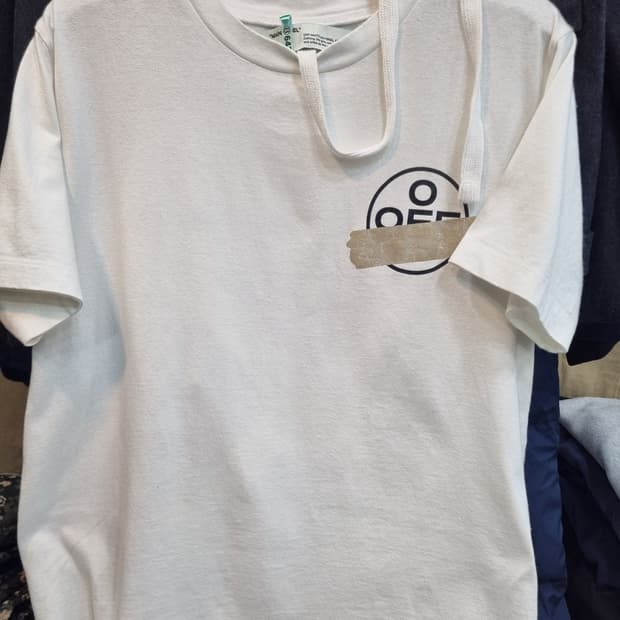 오프화이트 반팔 티셔츠 L