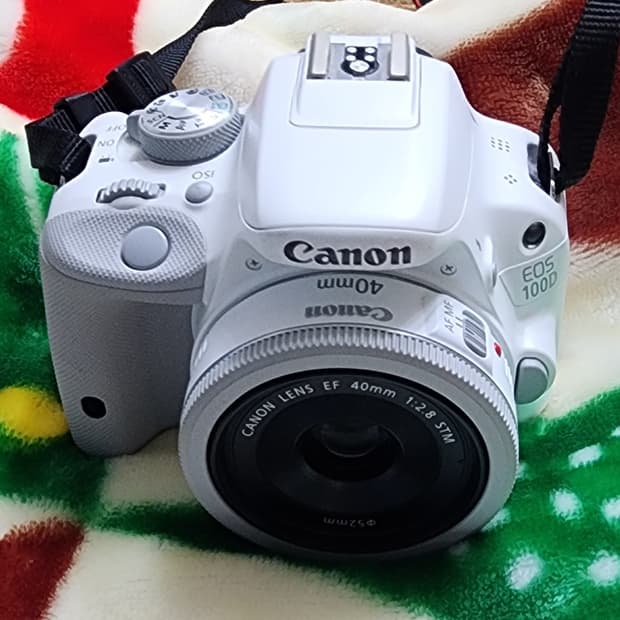캐논 EOS 100D 화이트 + 40mm 렌즈 팝니다.
