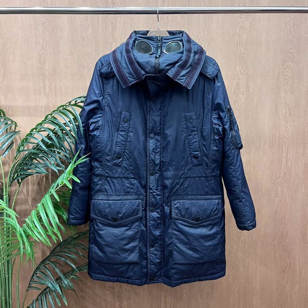 C.P. 컴퍼니 고글 파카 패딩 하이넥 슬리브 포켓 디테일 네이비