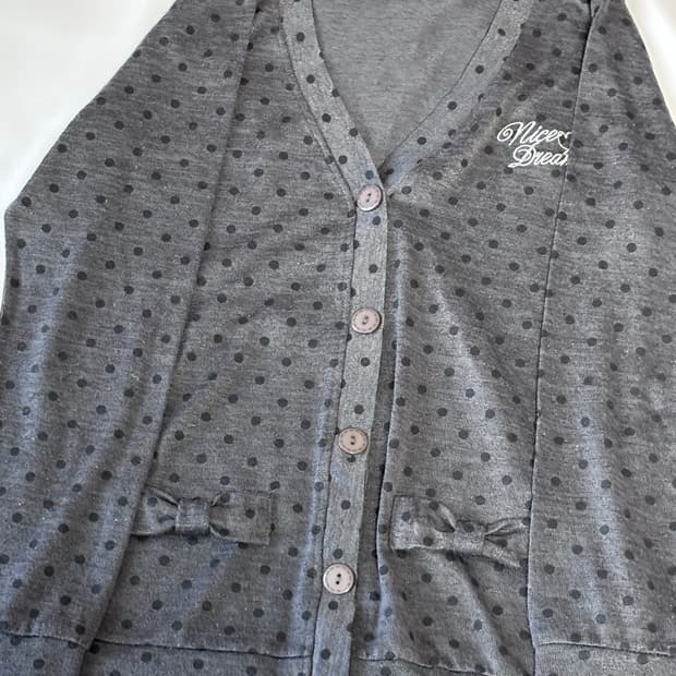 리본포켓 차콜색 도트 가디건