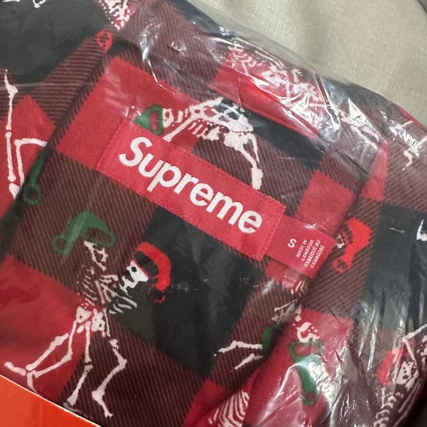 슈프림 홀리데이 파자마 세트 레드