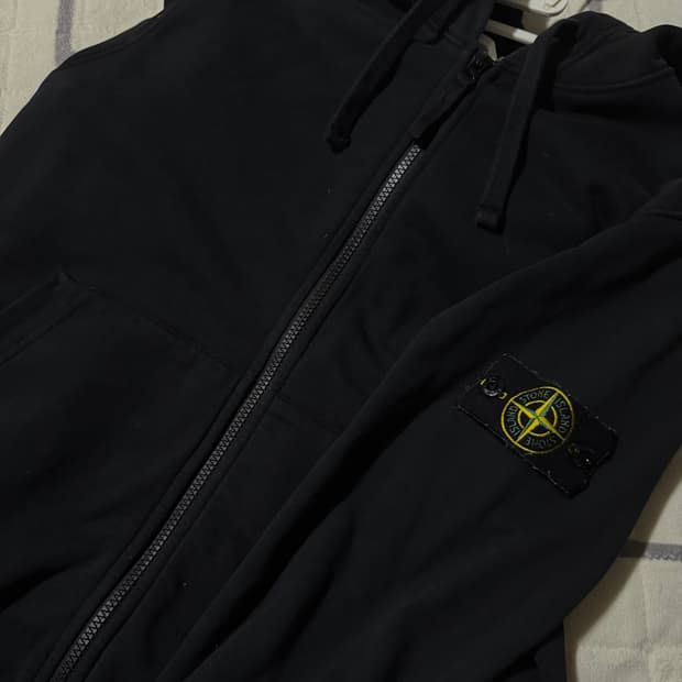 스톤 아일랜드 블랙 후드집업 M 팝니다.