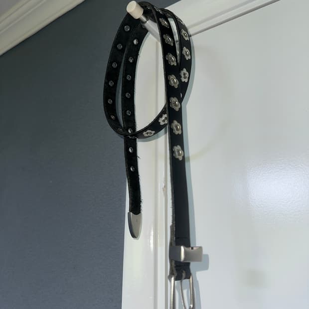 플라워 스터드 레더 벨트