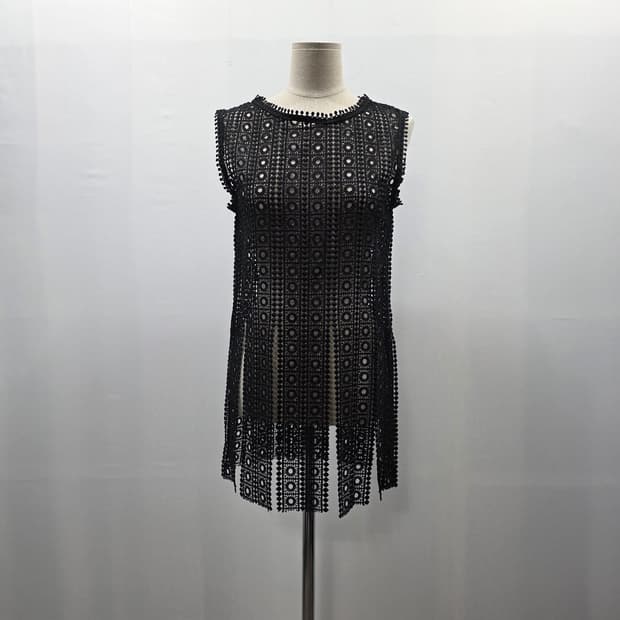 0068 자라 (zara)블랙 컬러 펀칭 레이스 탑