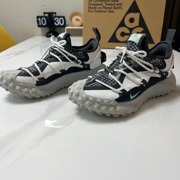 [265] 나이키 ACG 마운틴 플라이 로우 SE 화이트 앤 블랙