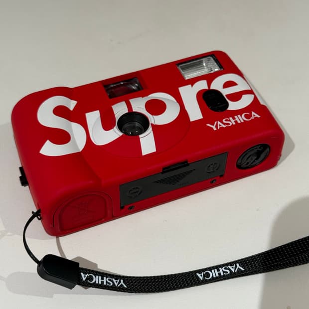 슈프림 X 야시카 카메라