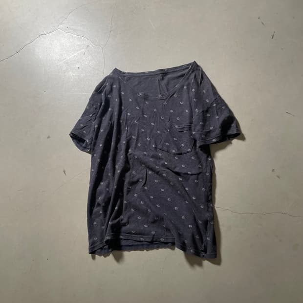 캐피탈 패턴 포켓 티