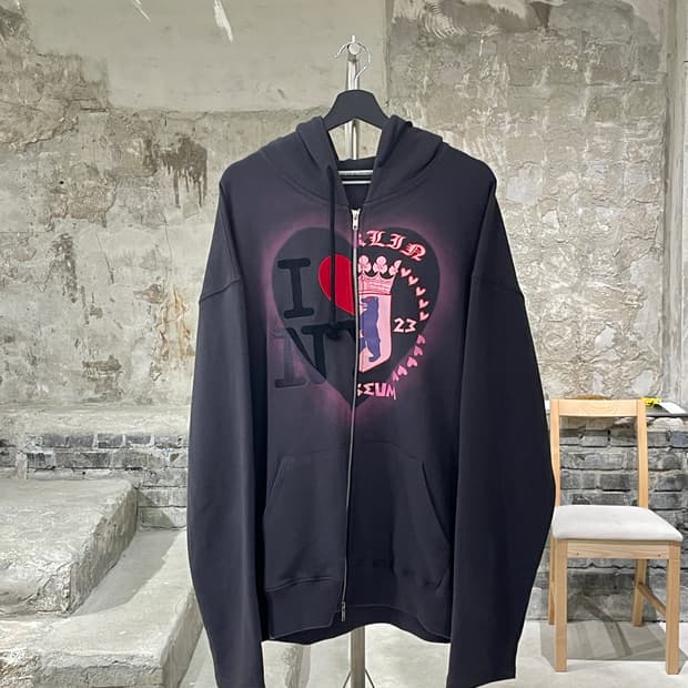 더 뮤지엄 비지터 차콜 하트 하프 엠블럼 후디 집업