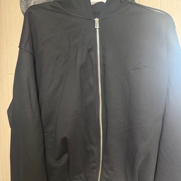 송지오 엠브로이드 자수 후드집업 판매합니다.