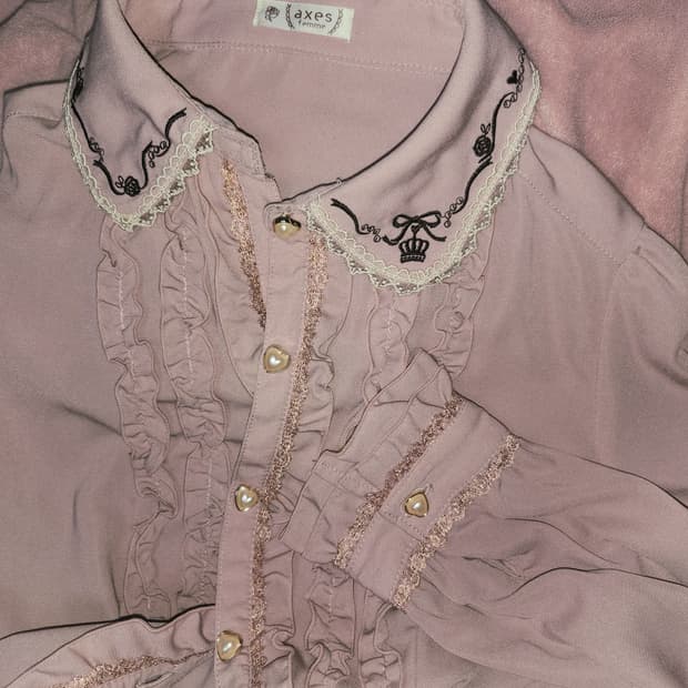 axes femme 엑시즈팜 레이스

하트단추 프릴 핑크 블라우스 지뢰계