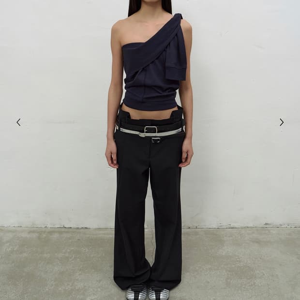 PLEATS DETAIL FLARED TROUSERS (BLACK)