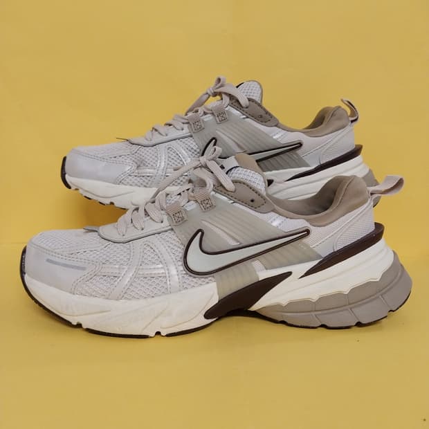 여성 나이키 V2K 런 라이트 오어우드 브라운 카키 운동화 (255)