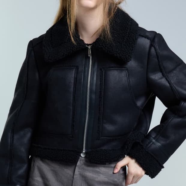 러브이즈트루 크롭 무스탕