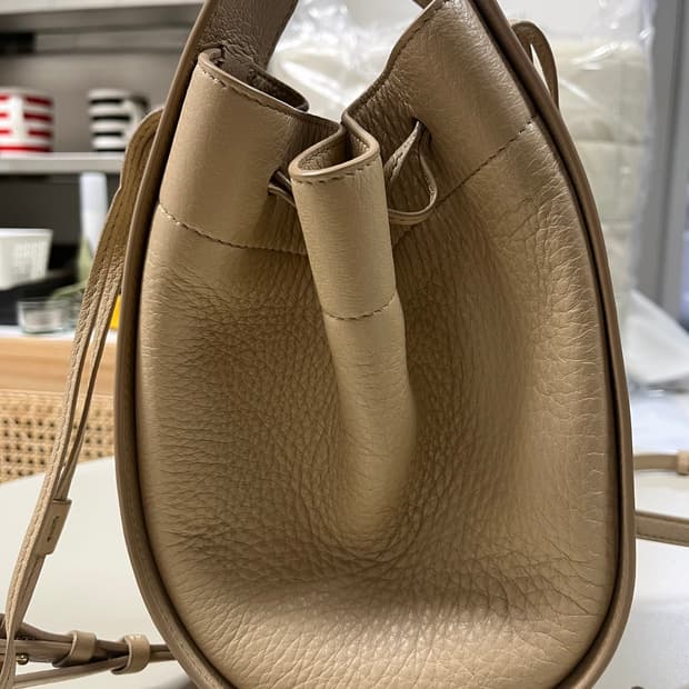 The Row 더로우 드로스트링 백 베이지 색상