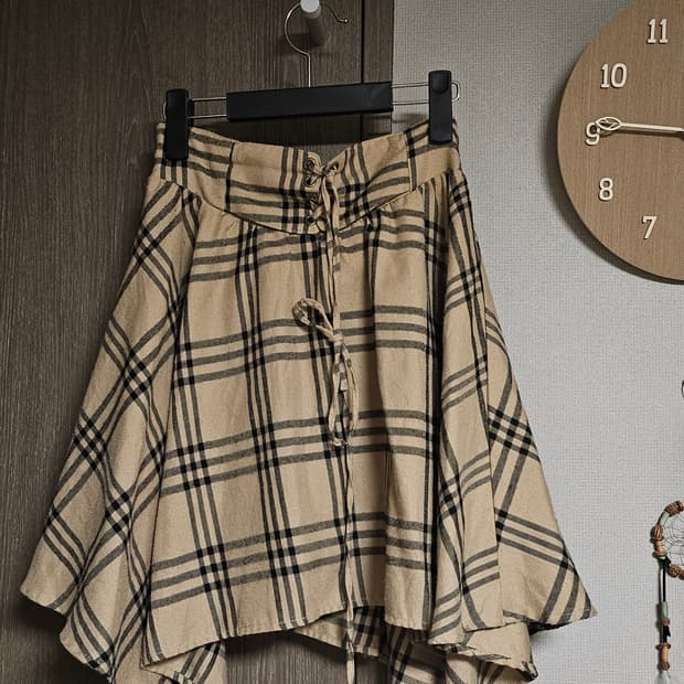 라떼갸루 모리걸 버버리깔 체크패턴 뒷밴딩 사선 스커트