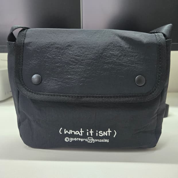 와릿이즌 썬그립 크로스백 블랙